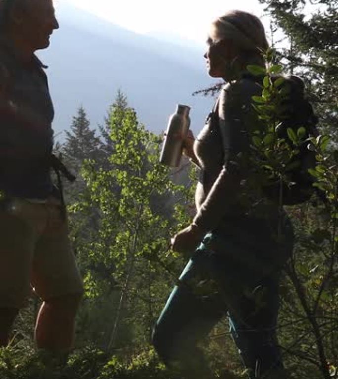 徒步旅行夫妇在森林里享受清凉饮料