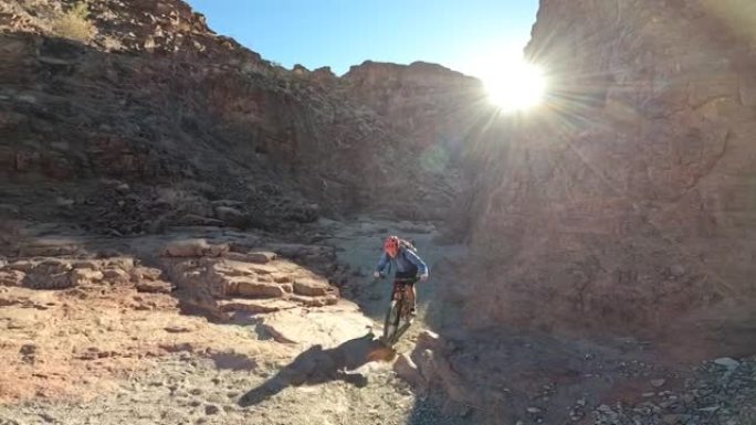 男性山地自行车手探索沙漠峡谷