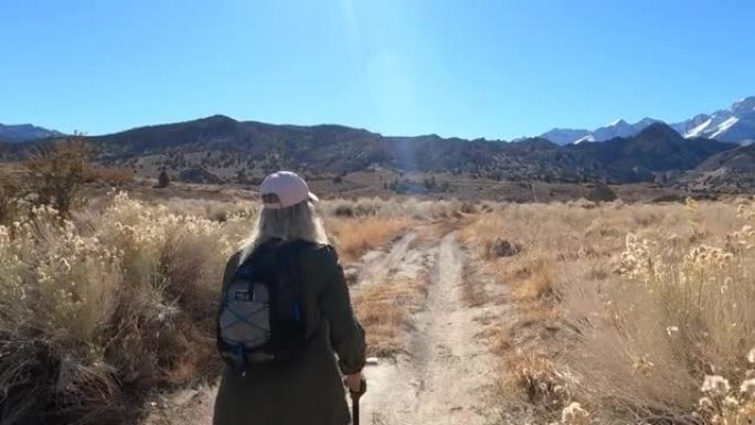 女徒步旅行者遵循沙漠路线
