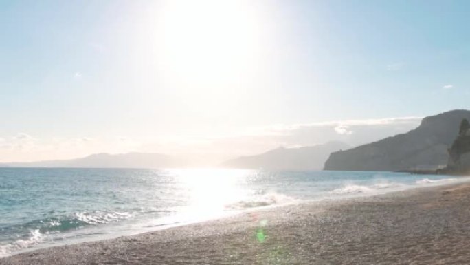 平缓冲浪和海岸线的风景