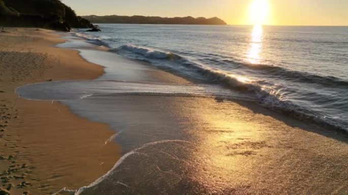 海滩和柔和海浪的鸟瞰图