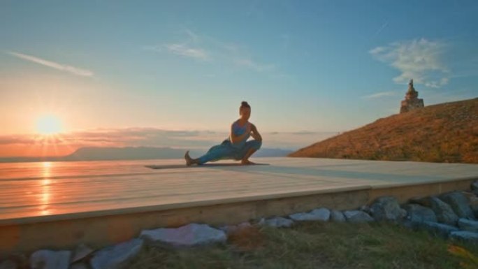 CS女人在夕阳西下的山上做瑜伽