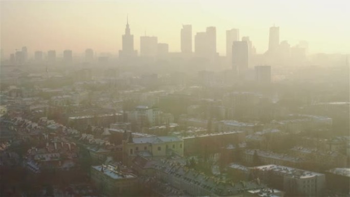 华沙市的冬季景色。寒冷，晴天的无人机视图