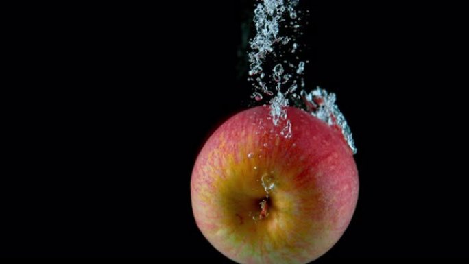 苹果掉入水中并产生气泡