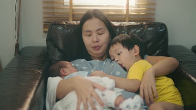 母亲母乳喂养两个儿子