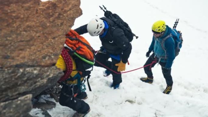 欧洲阿尔卑斯山山坡上的高级登山者团队。准备工作。设备详细信息关闭