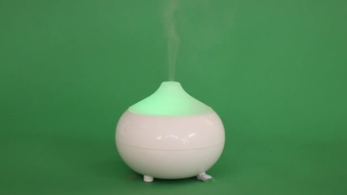 呼出芳香雾的白色香薰油扩散器加湿器，带变色灯