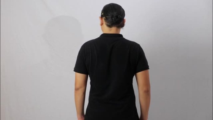 空白领衬衫模型模板，后视图，亚洲男模穿着纯黑色t恤孤立在白色。Polo t恤设计模型演示