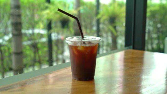 咖啡店咖啡馆里的冰美式咖啡或长黑咖啡杯