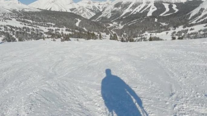 冬季下降滑雪坡的第一人称视角
