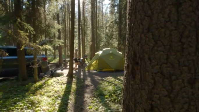 女人喜欢在森林露营地单独露营