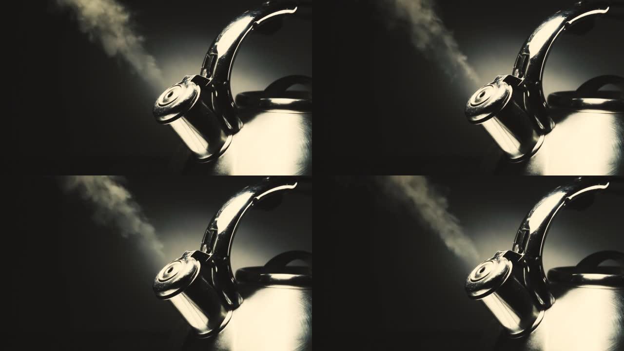 沸腾的钢制银水壶，带有黑色背景上的蒸汽特写哨子。具有速度斜坡效果的4k原始慢动作视频。在高速电影摄像