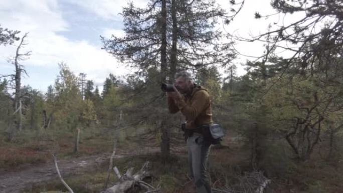 摄影师在森林中拍摄一对山地车手的全景