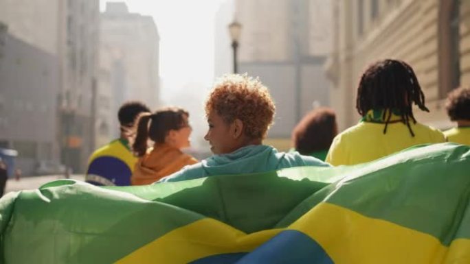 年轻的巴西妇女在户外散步和庆祝