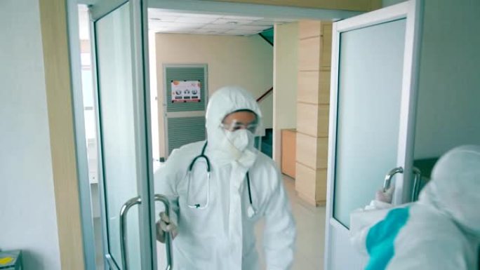 医生穿着防护服，让病人患有冠状病毒，慢动作。