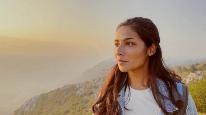 POV女徒步旅行者从山顶欣赏风景，并与男性朋友一起击掌