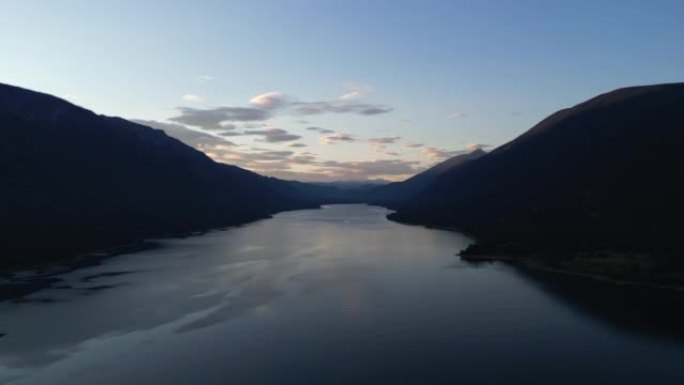 山湖宁静时刻的空中风景