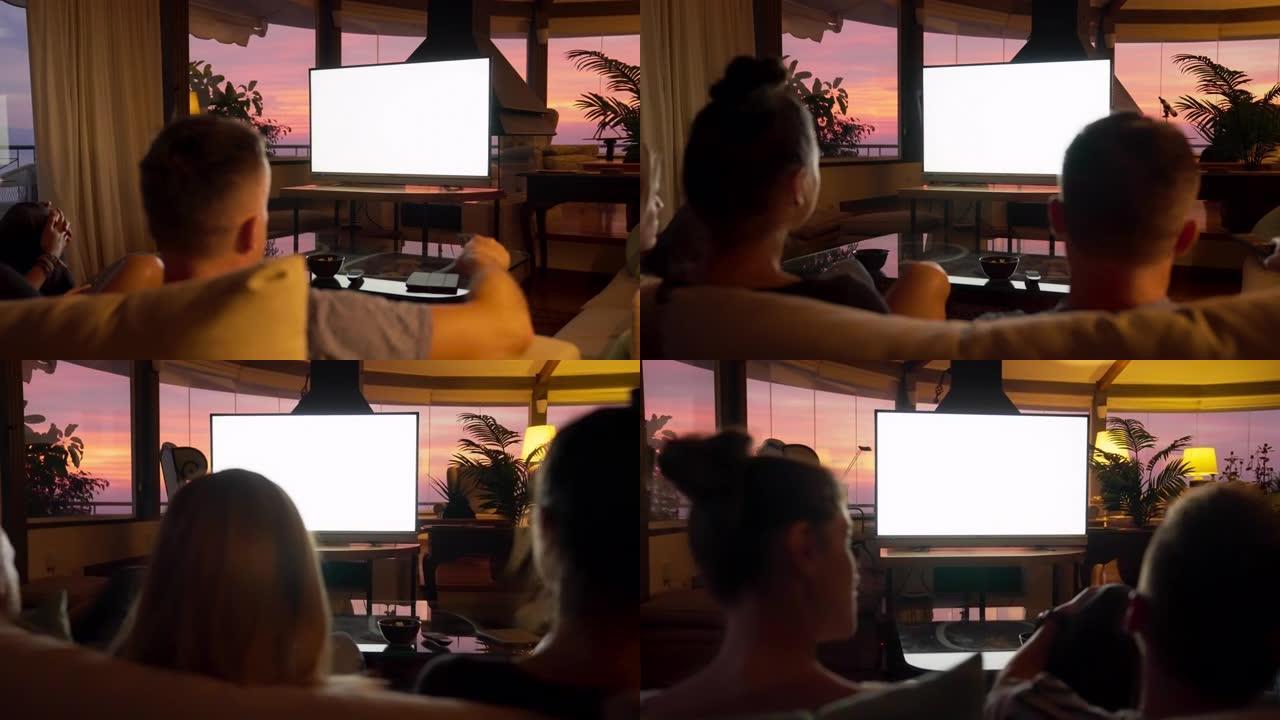 朋友看电视的后视图。白色背景的屏幕