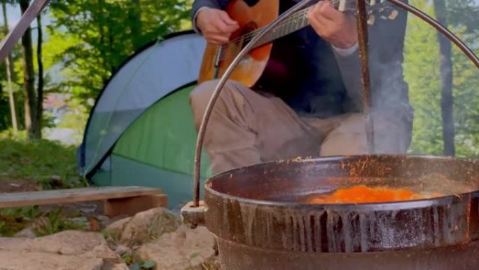 与朋友坐在篝火旁时，POV人在铁铸锅中炖煮