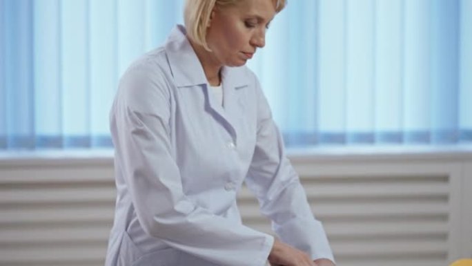 创伤专家检查患者膝盖的特写，康复医师