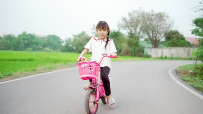 假期骑自行车锻炼的女孩。