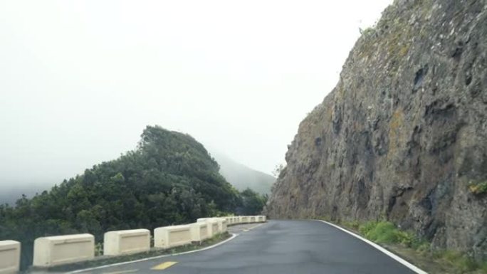 蜿蜒的道路n山沟。汽车司机的视点。