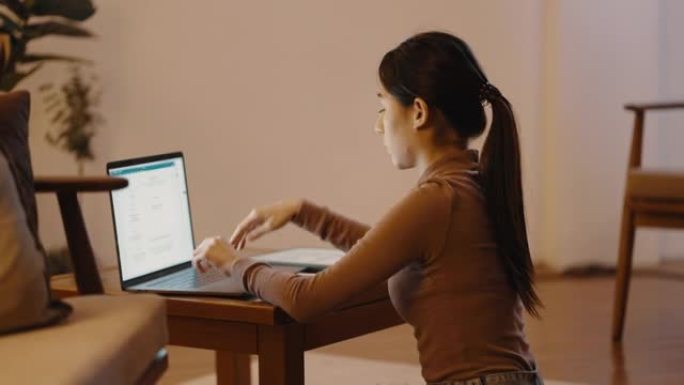 年轻的女商人在深夜使用笔记本电脑