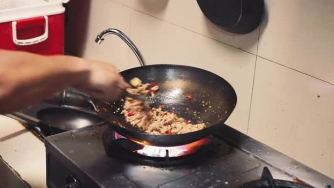 厨师用泰国圣罗勒烹饪辣炒猪肉末