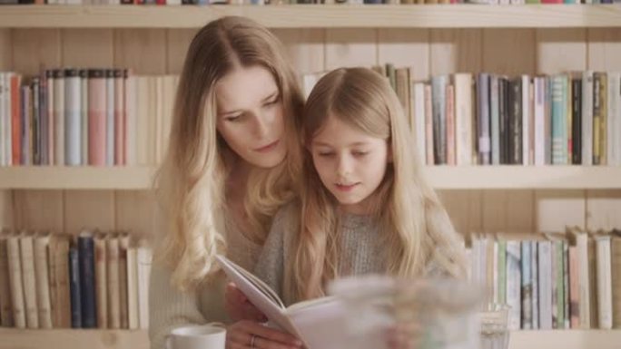 有爱心的母亲和她的小女儿一起读书