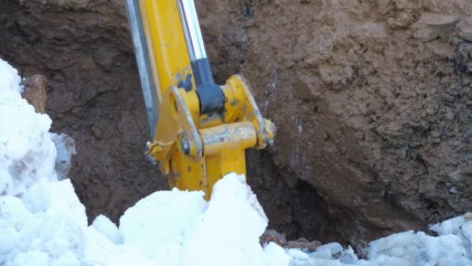 装载机在冬天挖掘潮湿的地面