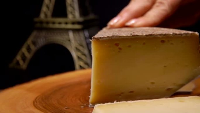 在木板上切割坚硬的法国奶酪的刀