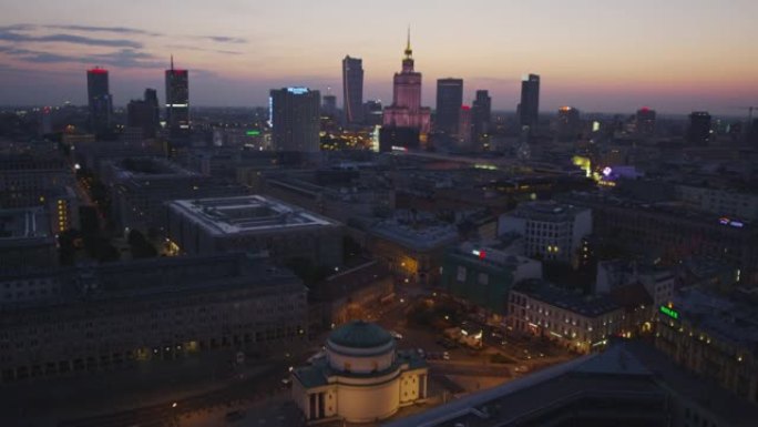 晚上的华沙市中心。照明建筑