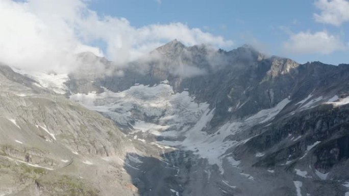 从上面看雄伟的阿尔卑斯山。冰山和雪覆盖的尖峰