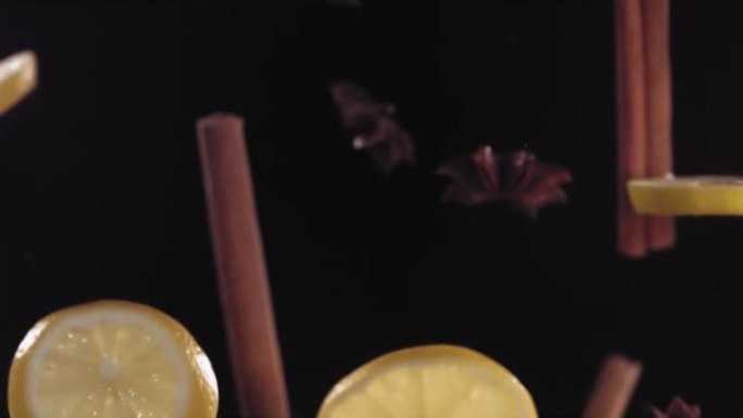 飞行新鲜的柠檬片与茴香和肉桂碰撞在空气中。慢动作