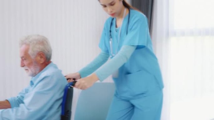 护士帮助一名高级男性患者离开轮椅
