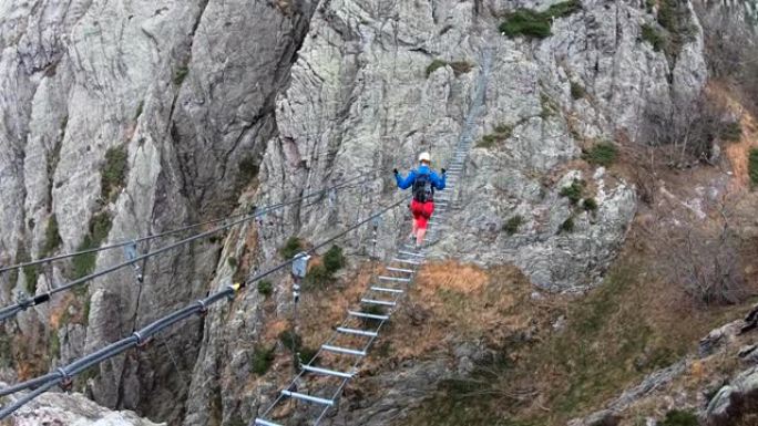 阴天上升 “via ferrata” 的第一人称视角
