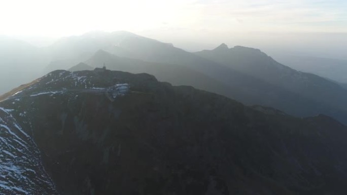 塔特拉山无人机的观点。陡峭的山坡被雪覆盖