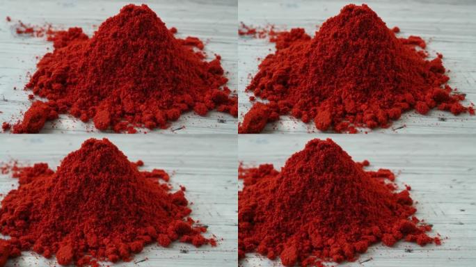 红色辣椒粉的食物香料堆