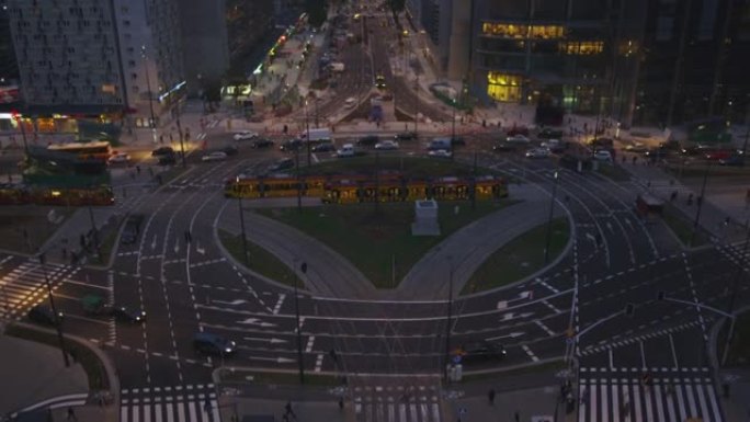 晚上的华沙市中心。从上方看大环形交叉路口