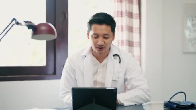 医生使用虚拟聊天计算机应用程序与客户交谈
