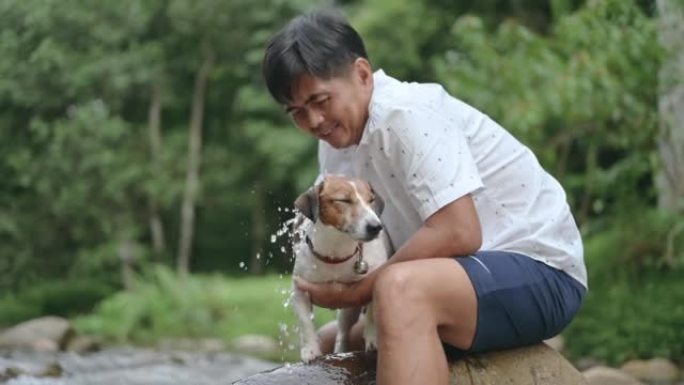 亚洲senier男子在公园冒险后在河溪洗澡