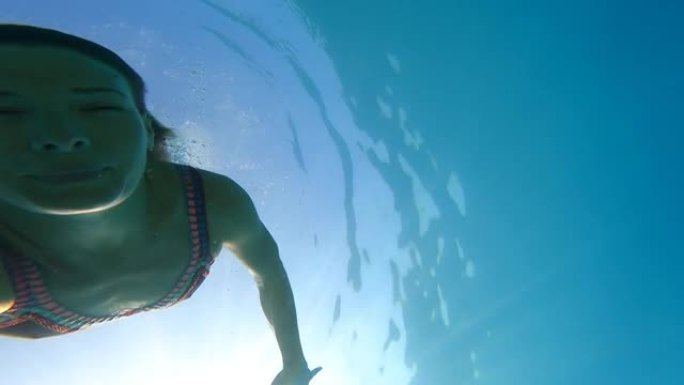 年轻女子在清澈的地中海游泳