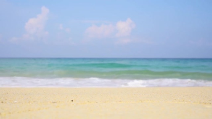 全景热带海滩空间白沙云日光山背景。
