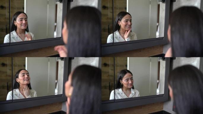 女人在家看着镜子