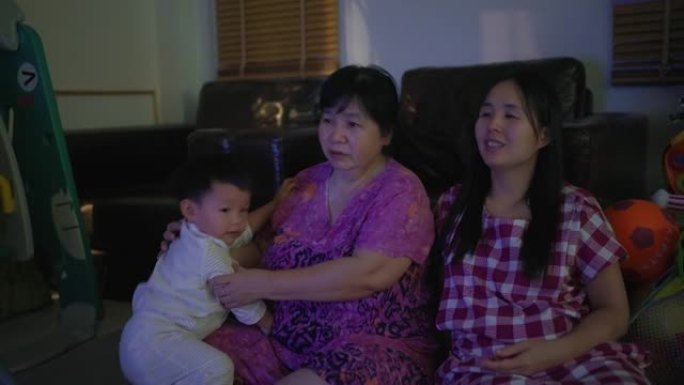 亚洲家庭晚上看电视