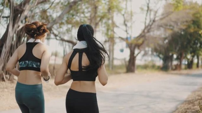 两个女性友谊在公园里一起奔跑