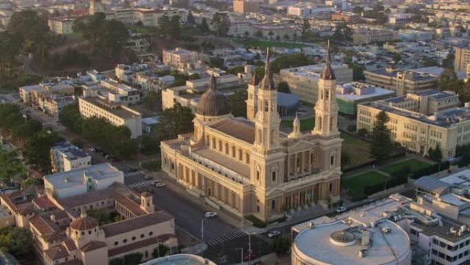 加利福尼亚州旧金山圣依纳爵教堂日落时的空中鸟瞰图