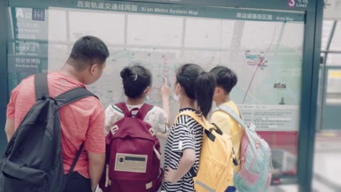 青少年正在查看地铁地图