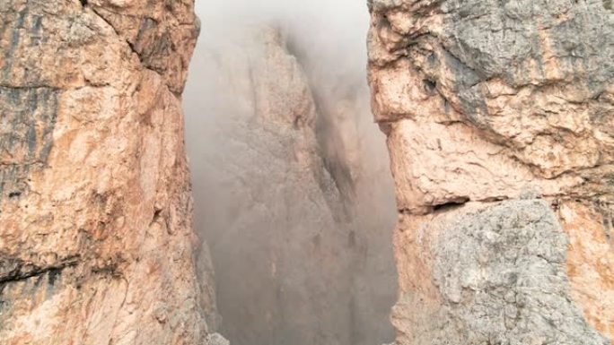 飞越山峰的鸟瞰图山谷峡谷云雾云海