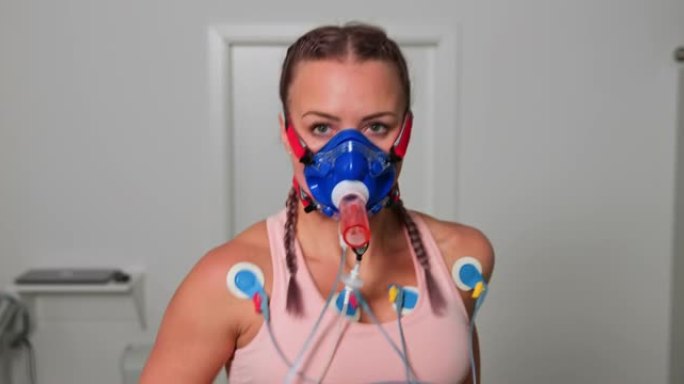 女运动员在跑步机上进行肺功能测试